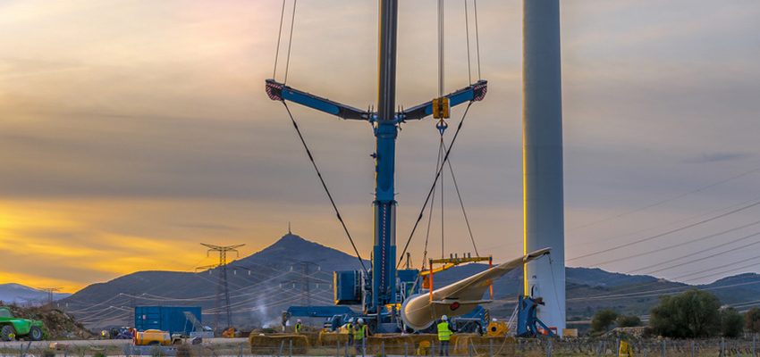 Chantier de travaux publics — levage sur parc éolien